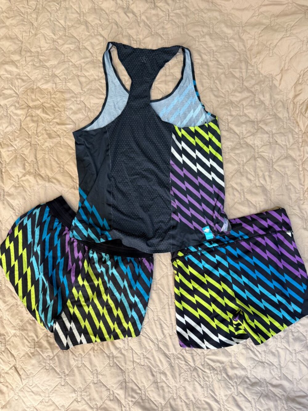 matching racing set, 2 shorts and 1 tank top run in rabbit - Picture 2 of 5